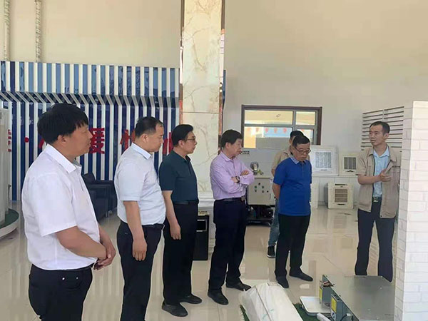 原省工信廳孫廳長蒞臨躍鑫公司，考察風機盤管車間生產(chǎn)情況